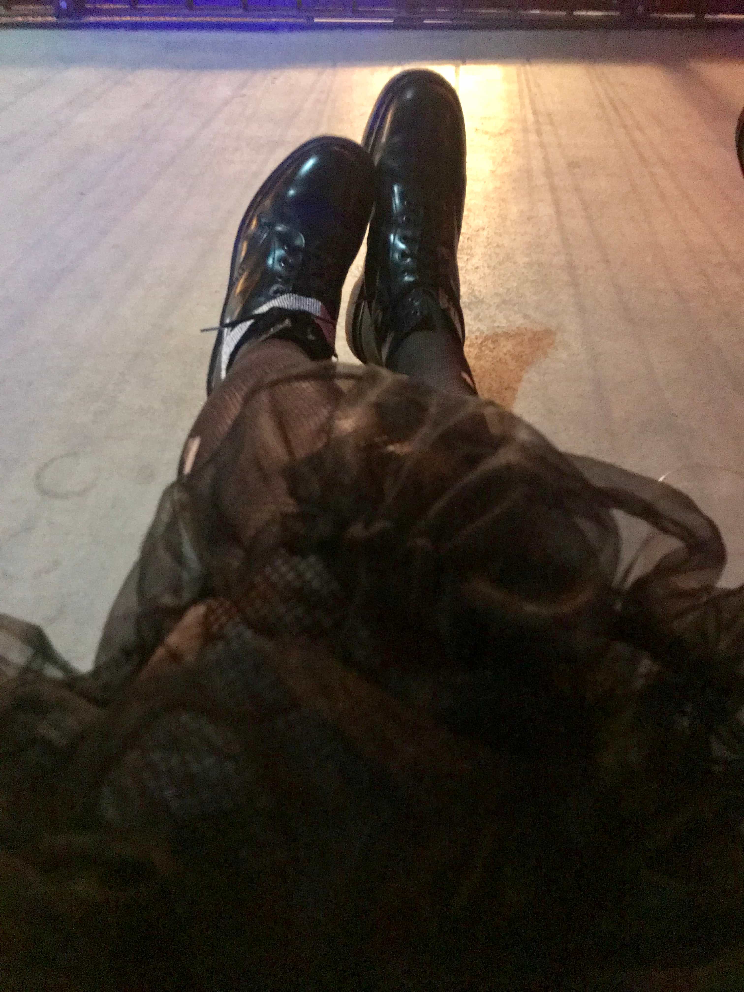 Dr. Martens 8-Loch mit Netzstrumpfhose – Straße, Haltung, Stil
