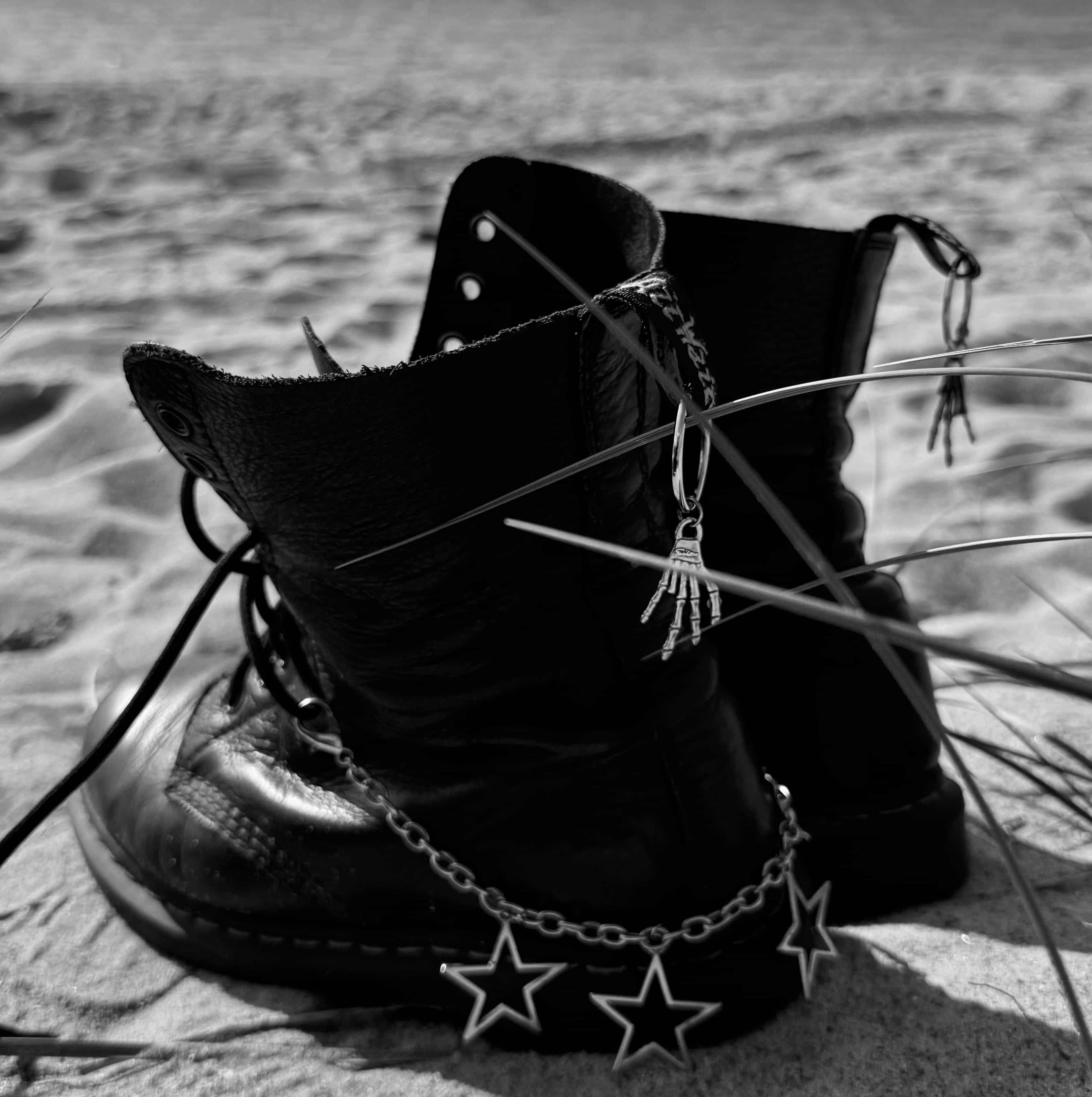Dr. Martens – Skeletthand-Charm, Sternenkette, Sand. Eine Ikone.