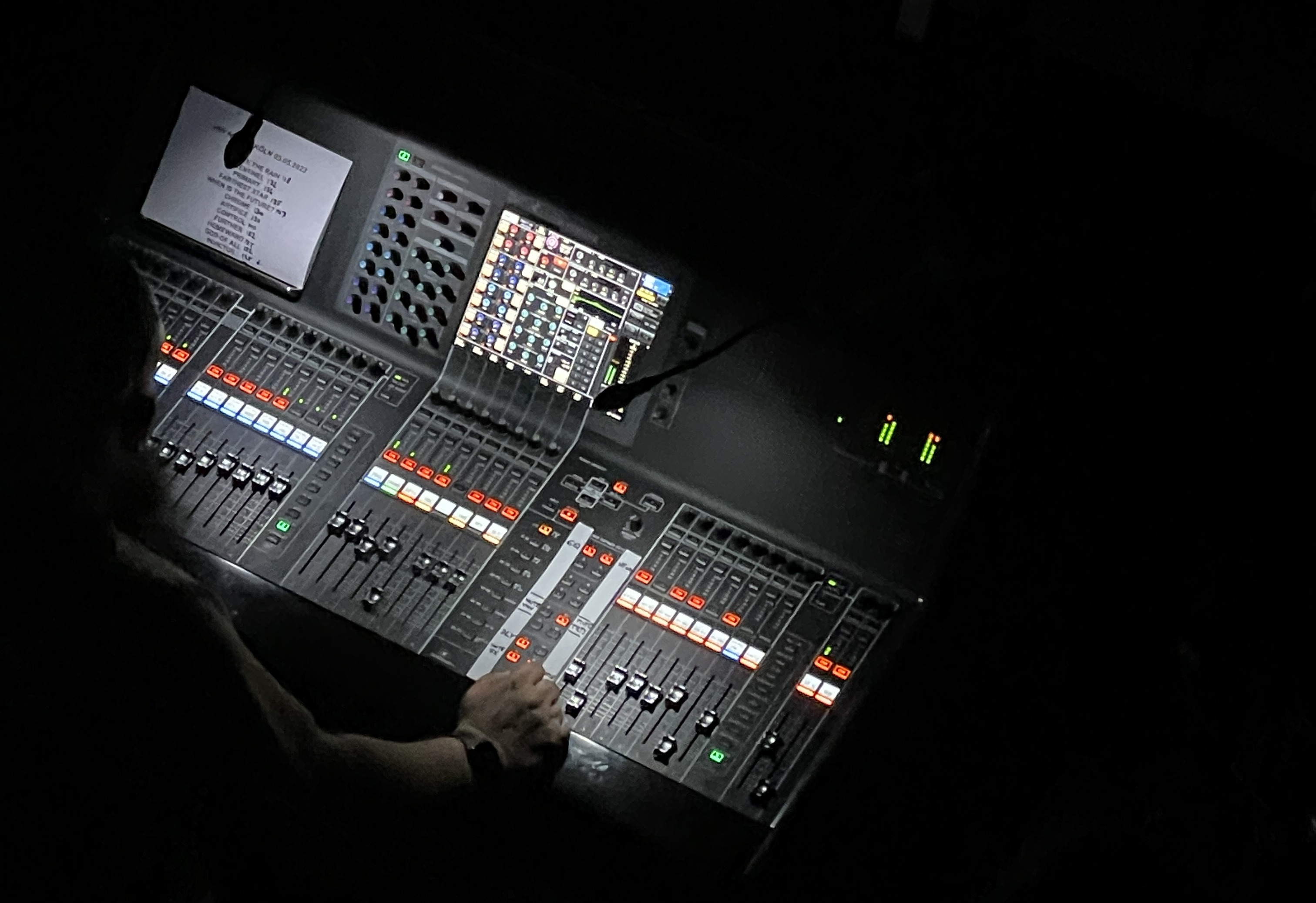 Tontechniker am Mischpult, der unsichtbare Architekt des Klangs.